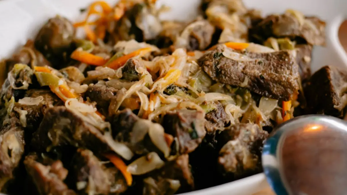 Ilustrasi tips memasak daging kurban agar empuk (Magnific) 