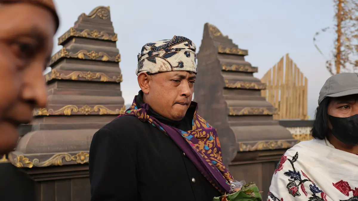 Imam Slamet melakukan ritual saat perayaan Melasti di lautan pasir Bromo (31/5/2026). (Foto: Hendra/JawaPos.com)