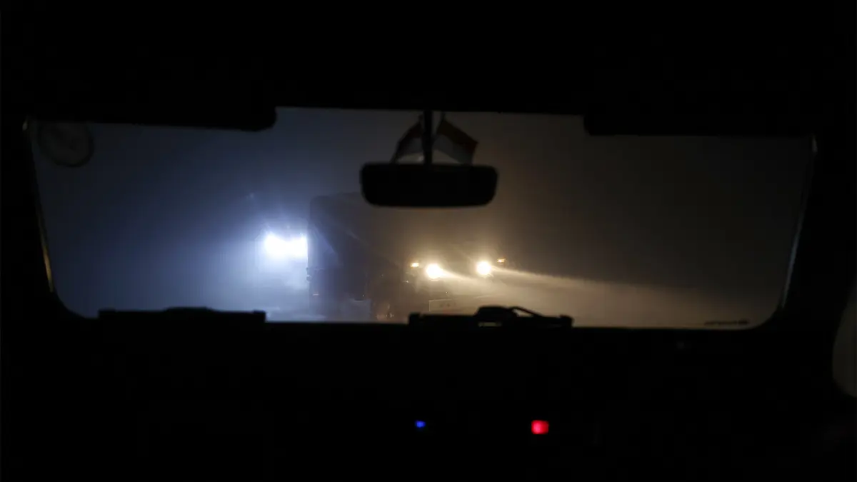 Jip milik Imam menembus kabut pekat lautan pasit gunung Bromo, (1/6/26). (Foto: Hendra/JawaPos.com)