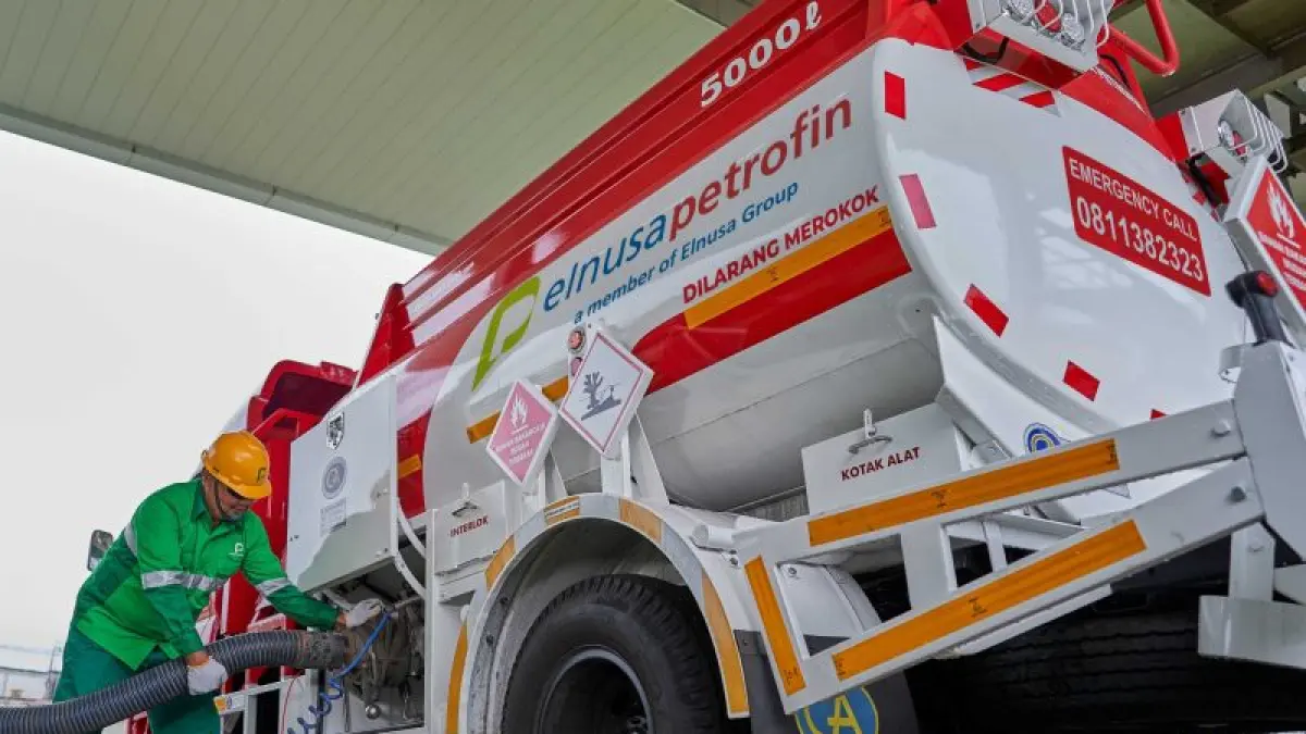 Petugas mengisi truk tangki Elnusa Petrofin. (Dok. Istimewa)