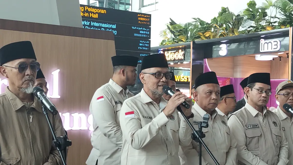 Menteri Haji dan Umrah (Menhaj) Mochammad Irfan Yusuf (dua dari kanan) memberikan keterangan pers di sela penyambutan kedatangan Musyrif Diny di Terminal 3 Bandara Soekarno-Hatta (9/6). (Hilmi/Jawa Pos)