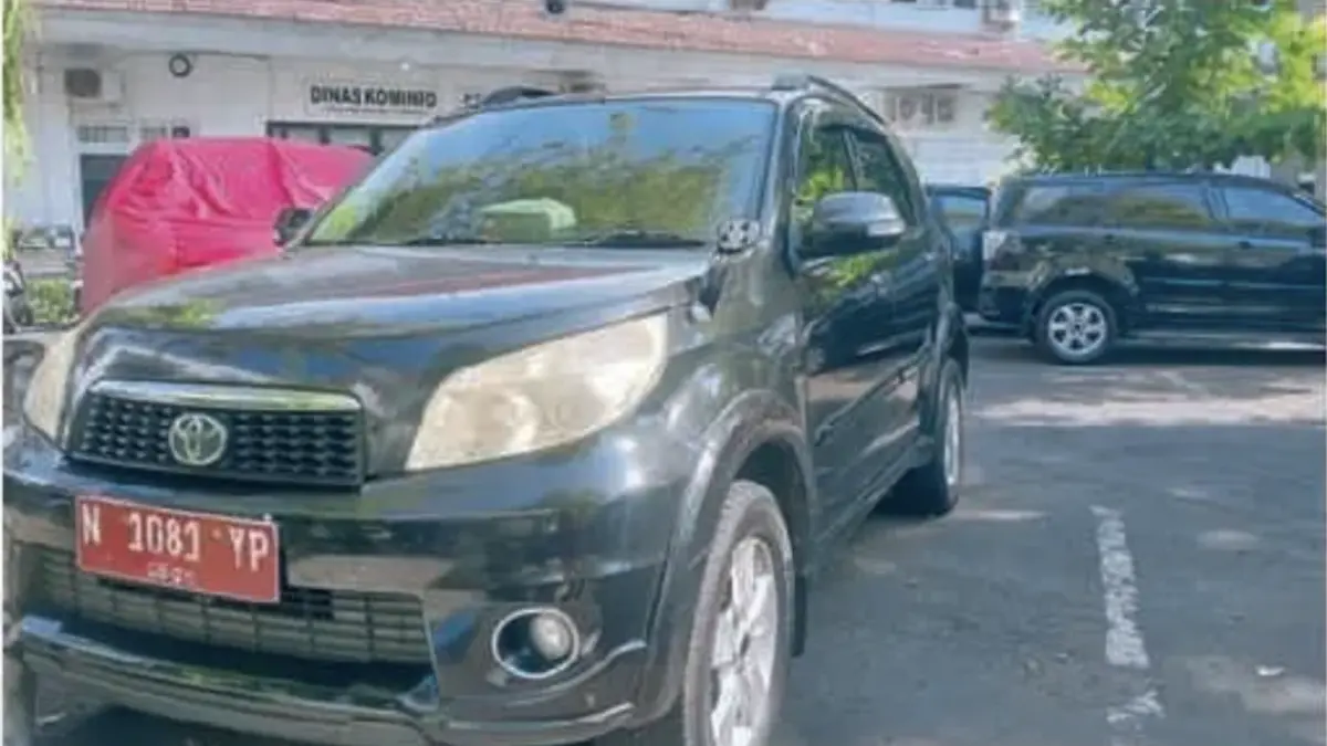 Mobil OPD parkir di halaman Pemkab Lumajang. (Dok. ATIEGSON MAR IOBAL/RADAR SEMERU GRUP JAWA POS)