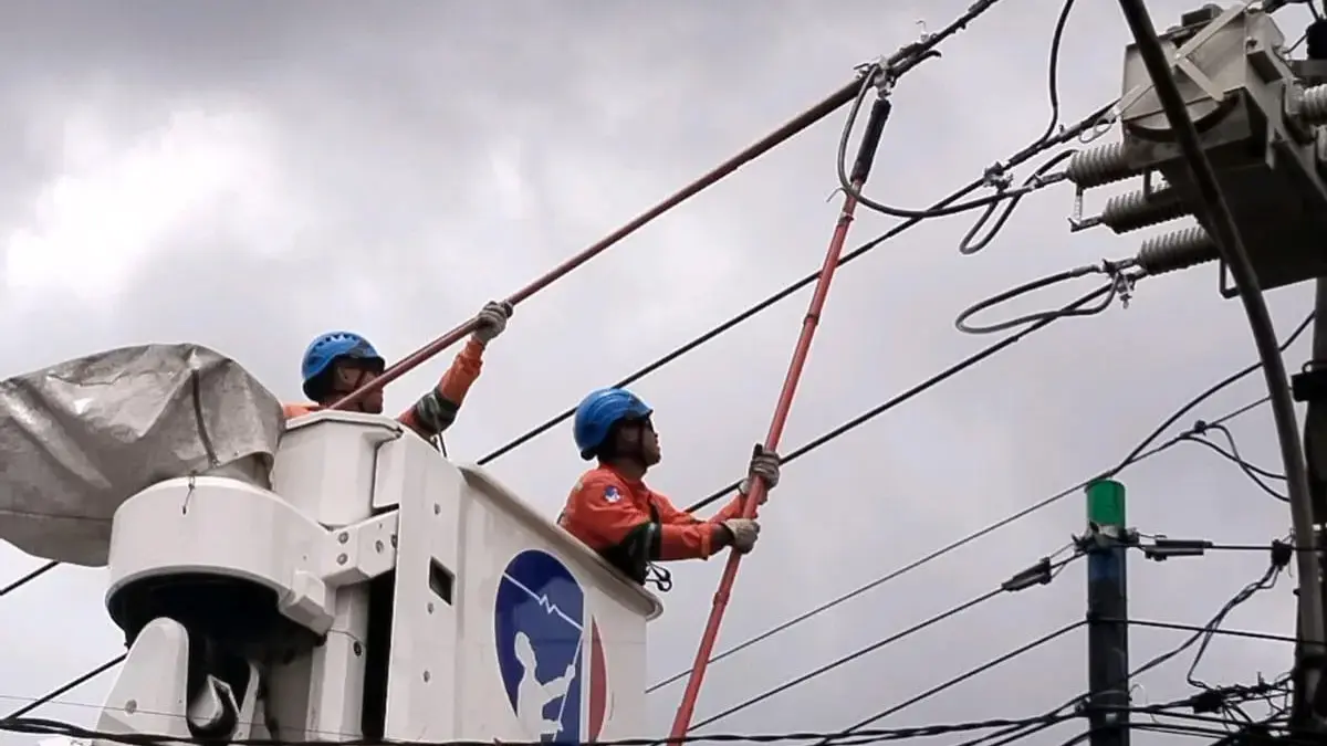 Petugas PLN saat melakukan pemulihan kelistrikan. (Dok. ULP PLN Cibinong)