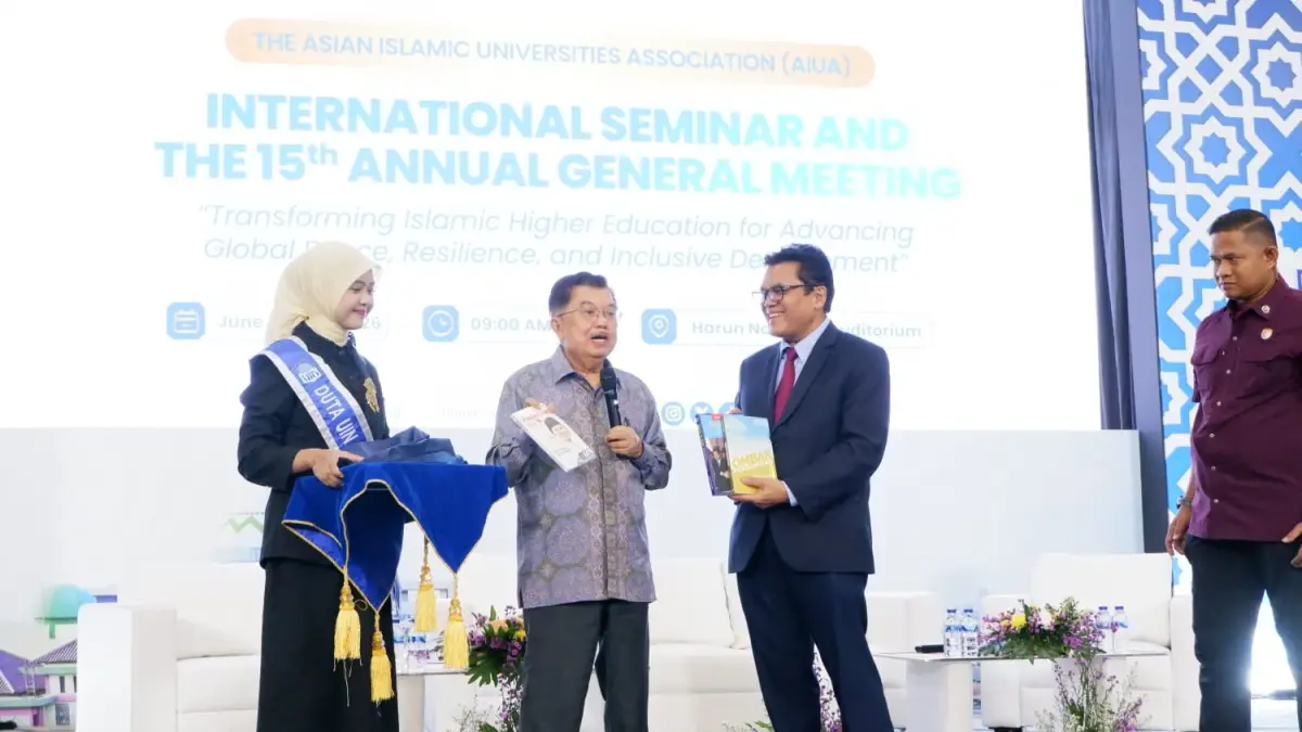 Rektor UIN Syarif Hidayatullah Jakarta Asep Saepudin Jahar (pakai jas) bersama Jusuf Kalla di Tangerang Selatan, Banten (24/6). (Dok. UIN Jakarta)