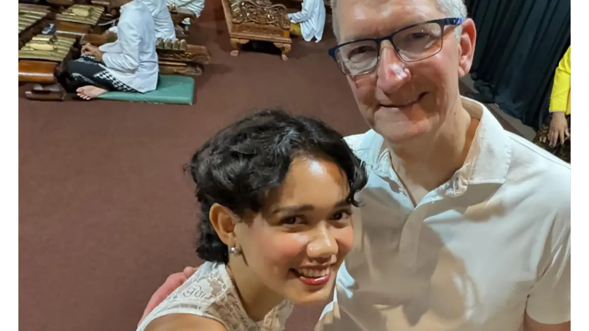 Nyimas (kiri) bersama CEO Apple, Tim Cook. Video Nyimas Laula yang viral dan mendapat banyak kecaman di sebuah gym di Bali membuat publik penasaran dengan sosoknya. (Dok. Pribadi Nyimas Laula)