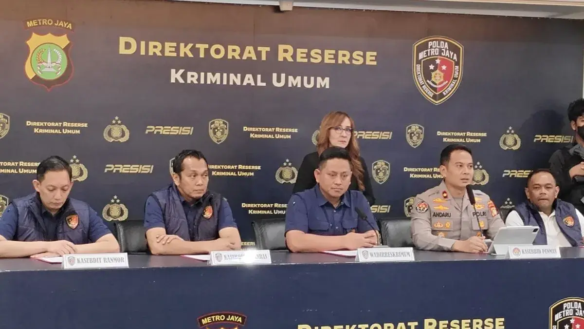 Wakil Direktur Reserse Kriminal Umum (Wadirreskrimum) Polda Metro Jaya AKBP Danang Setiyo Pambudi Sukarno (tengah) memberikan keterangan dalam konferensi pers di Jakarta, Selasa (30/6/2026). ANTARA/Ilham Kausar.