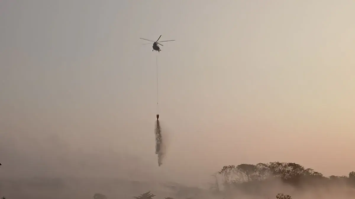 Armada helikopter water bombing jenis MI-8AMT dengan registrasi RA-22834 milik Badan Nasional Penanggulangan Bencana (BNPB) mulai memadamkan kebakaran di TPA Jatiwaringin, Mauk, Kabupaten Tangerang, Banten, melalui pelepasan bom air ke beberapa titik api pada Rabu (1/7/2026). ANTARA/Azmi Samsul M