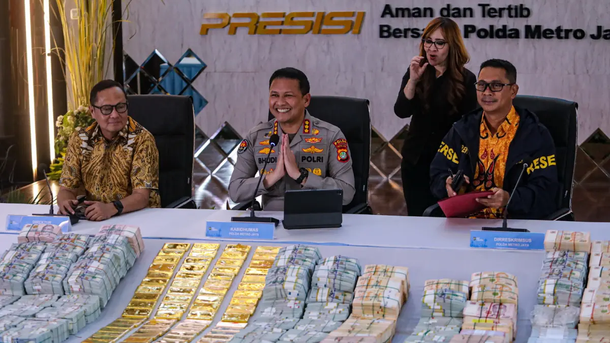 Kepala Bidang Hubungan Masyarakat (Kabid Humas) Polda Metro Jaya Kombes Pol Budi Hermanto (tengah) didampingi Direktur Penindakan Korps Pemberantasan Tindak Pidana Korupsi (Kortastipidkor) Polri Brigjen Pol Robertus Yohanes De Deo (kiri) dan Dirreskrimsus Polda Metro Jaya Kombes Pol Victor Dean Mackbon (kanan) menyampaikan keterangan saat konferensi pers di Polda Metro Jaya, Jakarta, Jumat (10/7/2026). Polda Metro Jaya bersama Kortastpidkor Polri masih mendalami seluruh alat bukti dalam penyidikan gabungan tiga perkara kasus dugaan korupsi, suap/gratifikasi, TPPU hasil penggeledahan di 13 lokasi dan penyidik belum mengumumkan pihak yang ditetapkan sebagai tersangka. FOTO: SALMAN TOYIBI/JAWA POS