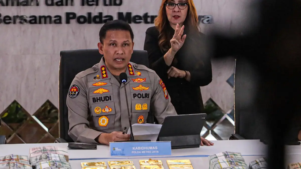 Kepala Bidang Hubungan Masyarakat (Kabid Humas) Polda Metro Jaya Kombes Pol Budi Hermanto menyampaikan keterangan saat konferensi pers di Polda Metro Jaya, Jakarta, Jumat (10/7/2026). Polda Metro Jaya bersama Kortastpidkor Polri masih mendalami seluruh alat bukti dalam penyidikan gabungan tiga perkara kasus dugaan korupsi, suap/gratifikasi, TPPU hasil penggeledahan di 13 lokasi dan penyidik belum mengumumkan pihak yang ditetapkan sebagai tersangka. FOTO: SALMAN TOYIBI/JAWA POS