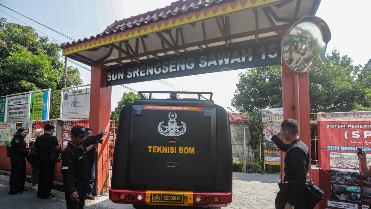 Personel Gegana Brimob Polda Metro Jaya usai melakukan penyisiran setelah adanya ancaman dugaan teror bom di SDN Srengseng Sawah 15 Pagi, Jagakarsa, Jakarta, Senin (13/7/2026). Personel Brimob menyisir lokasi tersebut untuk memastikan keamanan lingkungan sekolah usai adanya ancaman dugaan teror bom yang diterima pihak sekolah melalui aplikasi percakapan. FOTO: SALMAN TOYIBI/JAWA POS