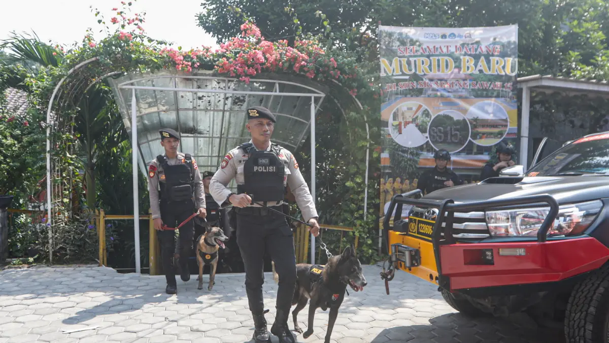 Personel Gegana Brimob Polda Metro Jaya melakukan penyisiran setelah adanya ancaman dugaan teror bom di SDN Srengseng Sawah 15 Pagi, Jagakarsa, Jakarta, Senin (13/7/2026). Personel Brimob menyisir lokasi tersebut untuk memastikan keamanan lingkungan sekolah usai adanya ancaman dugaan teror bom yang diterima pihak sekolah melalui aplikasi percakapan. FOTO: SALMAN TOYIBI/JAWA POS