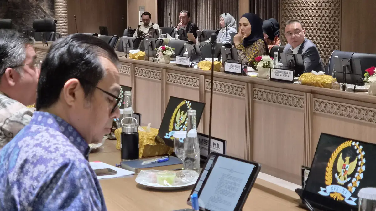 Wakil Ketua DPR RI Sufmi Dasco Ahmad (kanan) memimpin rapat koordinasi untuk membahas tindak lanjut penyusunan Peraturan Presiden (Perpres) mengenai ojek online (ojol), Kamis (23/7). (Dok. IST)