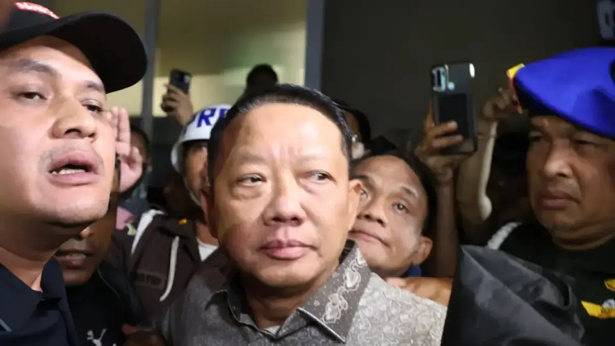 Tersangka dugaan korupsi TPPU yangjuga mantan Jaksa Agung Muda Tindak Pidana Khusus (Jampidsus) Febrie Adriansyah usai menjalani pemeriksaan di Gedung Kejaksaan Agung, Jakarta, Jumat (24/7/2026). (Dery Ridwansah/ JawaPos.com)