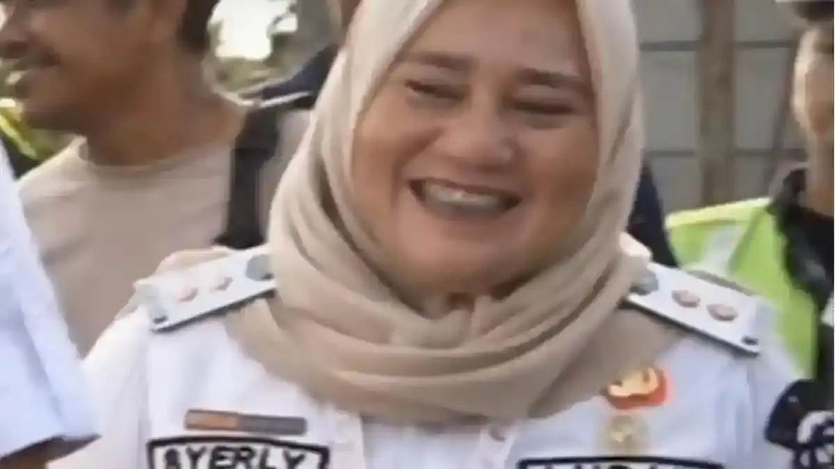 Syerly, Lurah Paya Pasir, Kecamatan Medan Marelan, Kota Medan, saat menjalankan tugas sebagai aparatur sipil negara (ASN). Nama Syerly menjadi sorotan publik setelah video yang memperlihatkan dirinya saat mendampingi kunjungan Wali Kota Medan viral di media sosial. (Tangkapan Layar)
