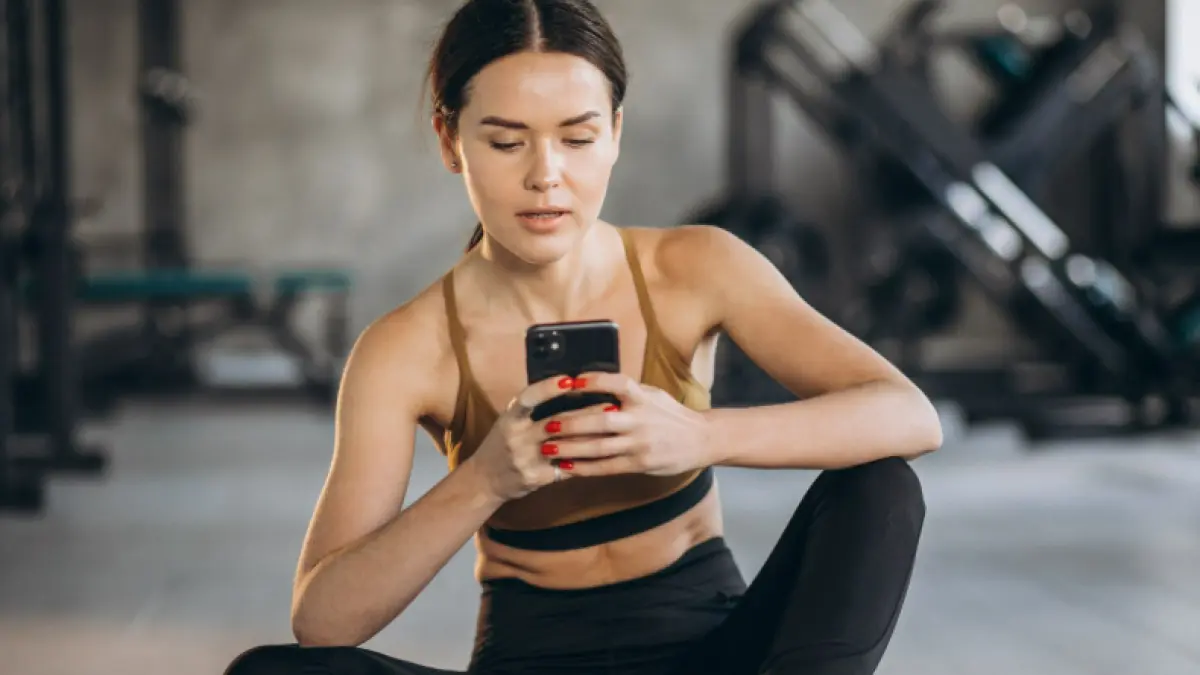 Ilustrasi orang yang suka unggah workout di media sosial (Magnific)