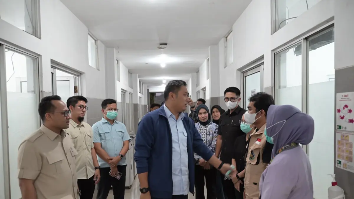 Kepala BGN Sudaryono menjenguk korban dugaan keracunan MBG di Semarang dan menghentikan operasional dapur SPPG sambil menunggu hasil investigasi. (Dok. BGN)