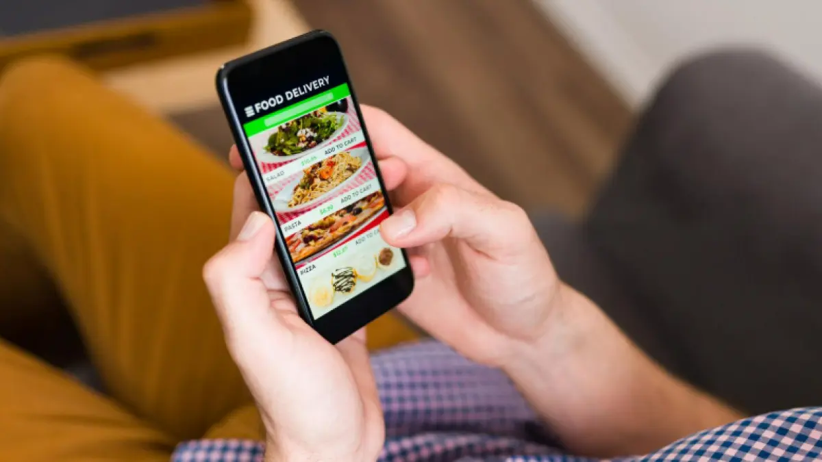 Ilustrasi orang yang selalu cek menu online sebelum makan di luar (Magnific)