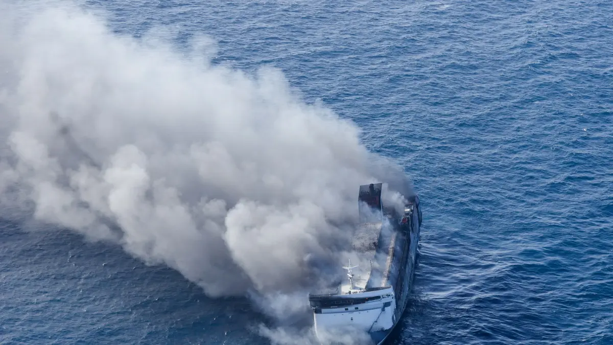 KM Mutiara Sentosa 2 terbakar di perairan Sumenep. Basarnas mencatat 230 penumpang selamat, lima meninggal, dan 38 masih dievakuasi. (Dok. JP)