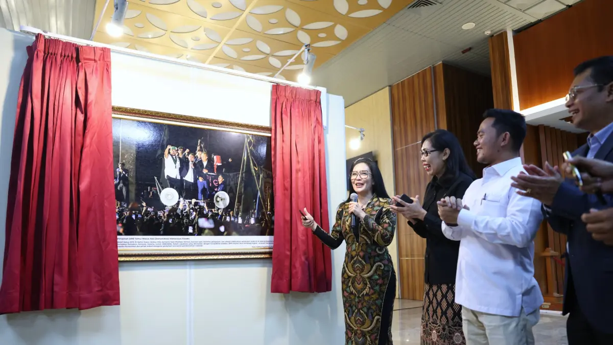 Rieke Diah Pitaloka menegaskan foto karya jurnalis parlemen bukan sekadar dokumentasi, tetapi warisan sejarah yang menjaga memori demokrasi Indonesia. (Dok. DPR)
