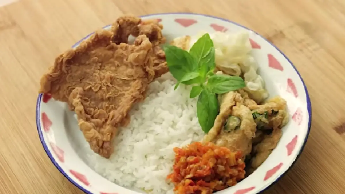Resep nasi kulit ayam krispi (YouTube Devina Hermawan)