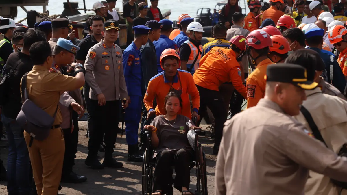 Basarnas menghentikan pencarian korban KMP Mutiara Sentosa 2. Lima korban tewas akibat benturan, satu sopir masih dilaporkan hilang. (Puguh/Jawa Pos)