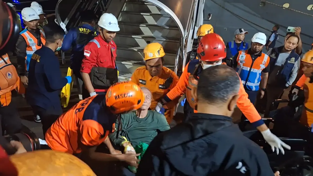 Kisah heroik kru MV Meratus Pematang Siantar menyelamatkan 110 penyintas KMP Mutiara Sentosa 2 yang terombang-ambing di Laut Madura. (Dok. Jawa Pos)