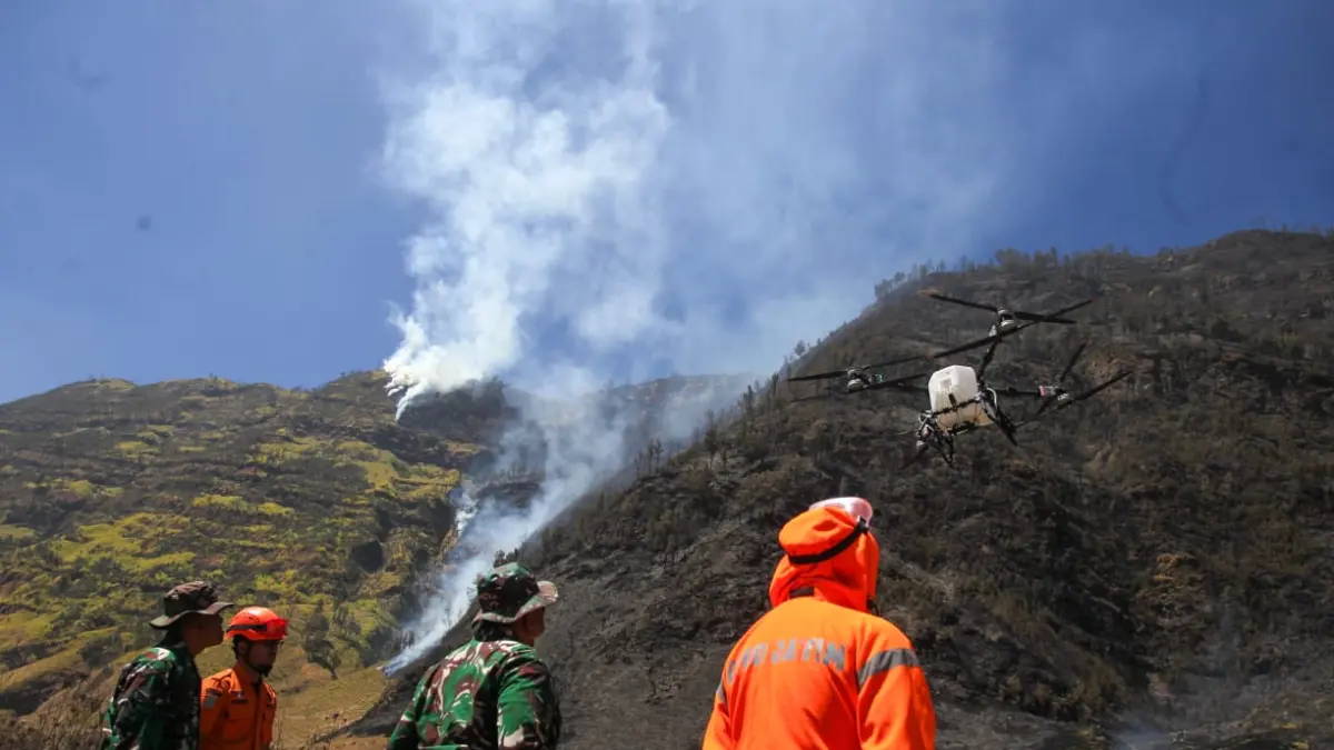 Kebakaran Bromo masih menyala di lereng curam. Heli water bombing BNPB dan TNI AL dikerahkan, tetapi terkendala angin, jarak, dan elevasi. (Dok. Radar Bromo)