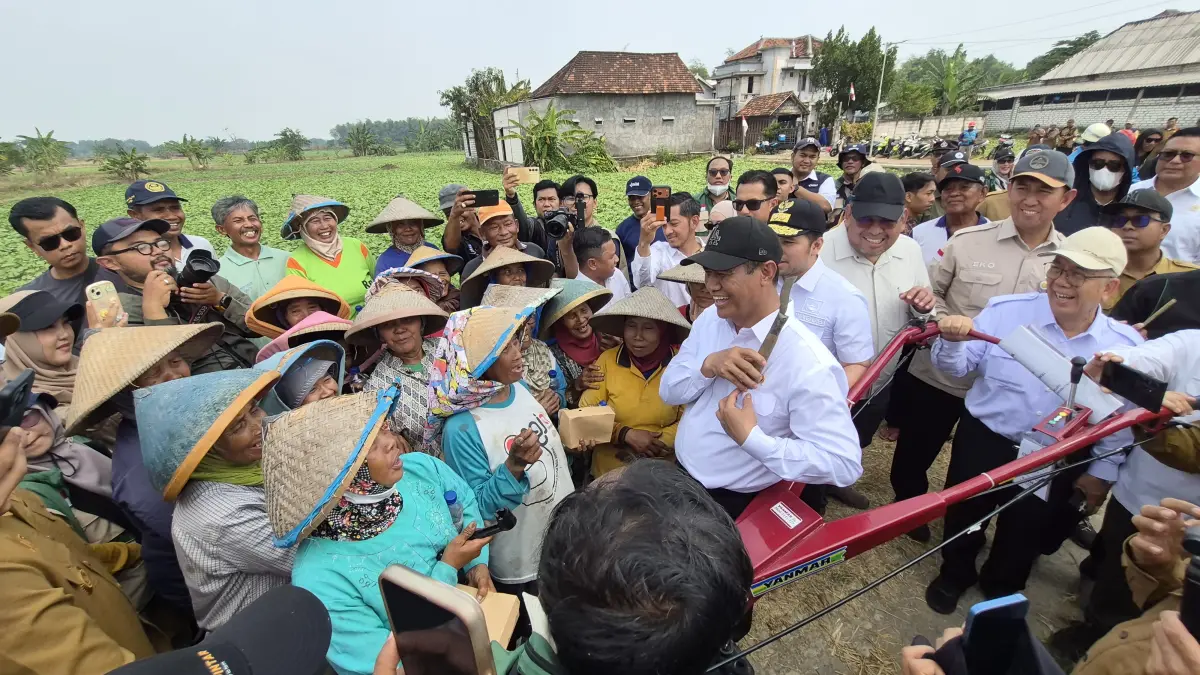 Mentan Andi Amran Sulaiman menyebut libur MBG memicu harga telur anjlok. Pembelian dari peternak ditetapkan Rp 26.500 per kilogram. (Dok. Jawa Pos)