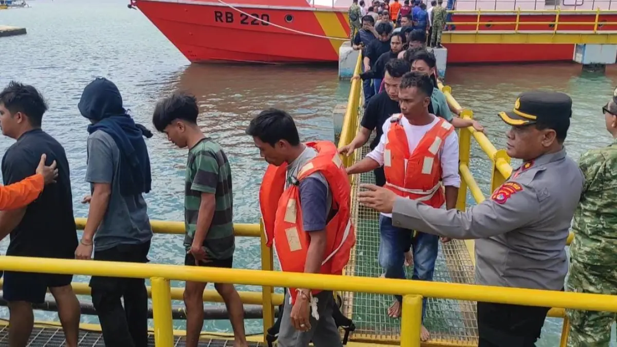 KMP Putri Yasmin dinyatakan laik laut sebelum terbakar di jalur Padangbai-Lembar. Penyeberangan tetap normal dan penumpang dievakuasi. (Dok. Lombok Post)