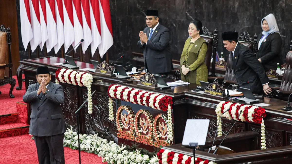 Presiden Prabowo Subianto (kiri) usai berpidato disaksikan Ketua MPR RI Ahmad Muzani (kedua kiri), Ketua DPR RI Puan Maharani (ketiga kiri), dan Ketua DPD RI Sultan Bachtiar Najamudin dalam Sidang Tahunan MPR RI dan Sidang Bersama DPR-DPD RI Tahun 2026 di Gedung Nusantara, Kompleks Parlemen, Jakarta, Jumat (14/8/2026). FOTO: SALMAN TOYIBI/JAWA POS
