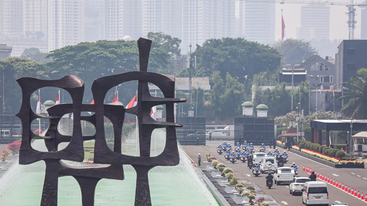 Iring iringan kendaraan Presiden Prabowo Subianto keluar dari Kompleks Parlemen, Jakarta usai menyampaikan pidato kenegaraan dalam Sidang Tahunan MPR RI dan Sidang Bersama DPR-DPD RI Tahun 2026 , Jumat (14/8/2026). FOTO: SALMAN TOYIBI/JAWA POS