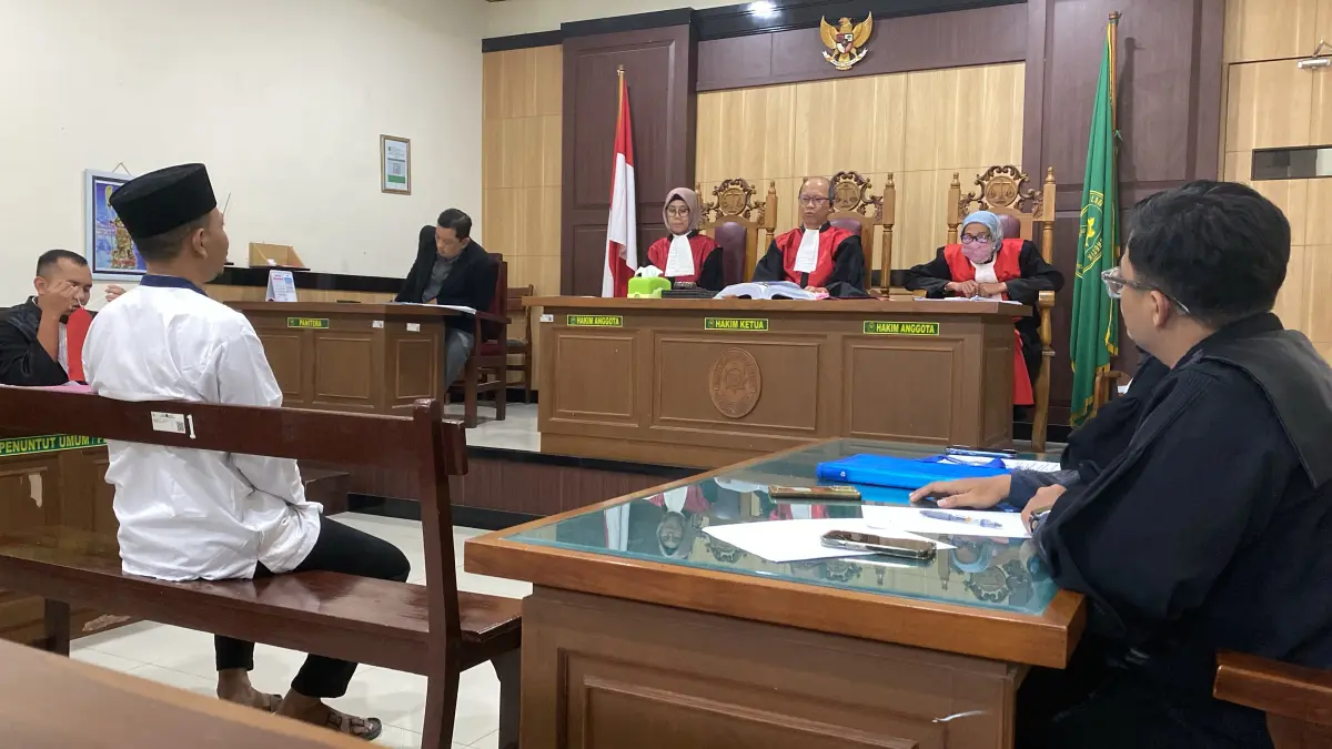 Sidang kasus SK ASN palsu di Gresik mengungkap versi berbeda Antoni dan Agus Priyono. Jaksa dijadwalkan membacakan tuntutan pekan depan. (LUDRY ARGO WISNU PRAYOGA/Jawa Pos)
