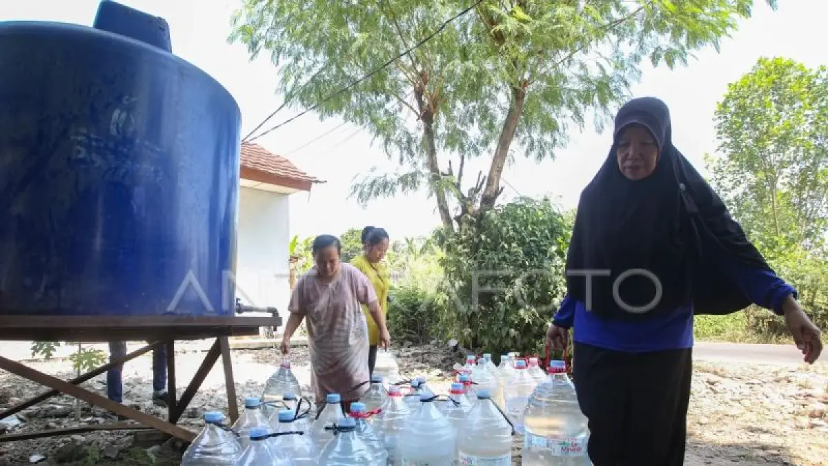 Pemkot Tangerang Selatan menyalurkan 339.200 liter air bersih sejak Juli hingga Agustus 2026 untuk warga terdampak kekeringan di sejumlah wilayah. (Antara)