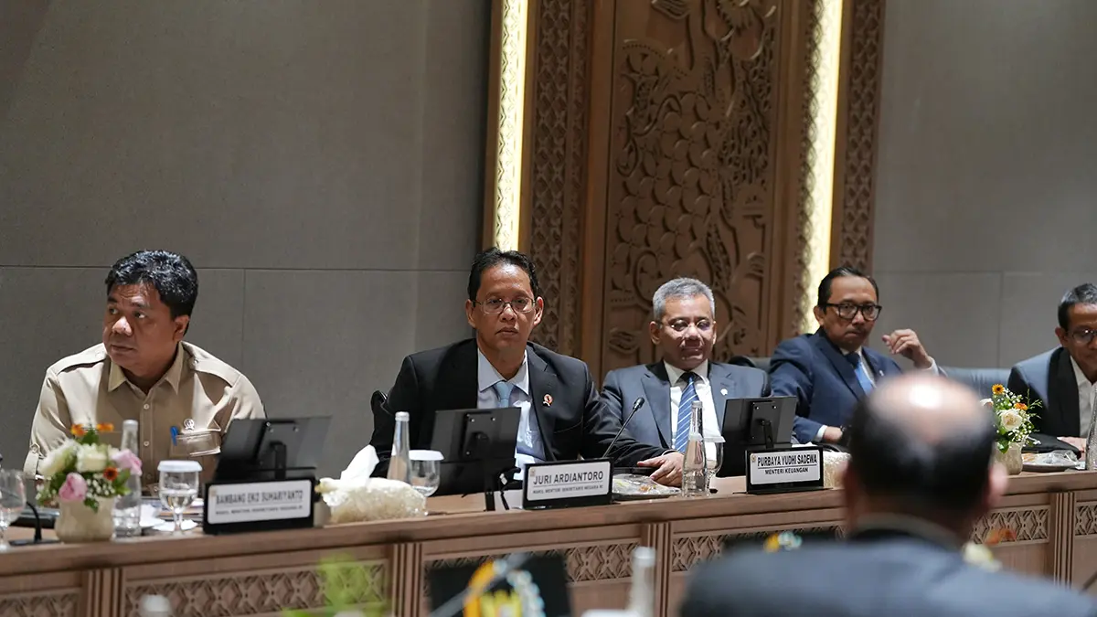 Guru PPPK paruh waktu berpeluang menjadi penuh waktu pada 2027. PPPK juga mendapat kesempatan mengikuti seleksi PNS. (Dok. DPR)