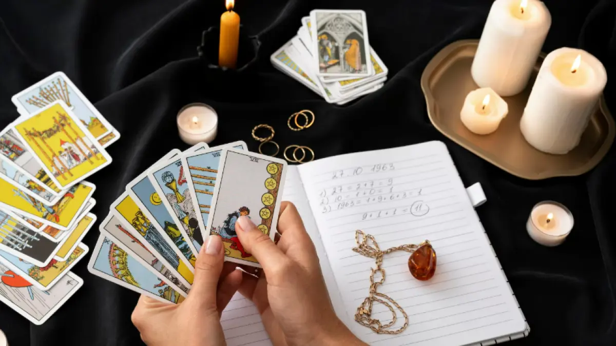 Ilustrasi ramalan tarot zodiak (Magnific)