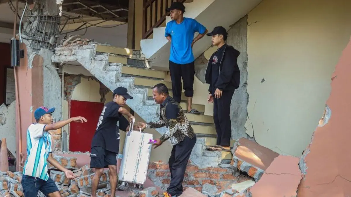 Gempa susulan masih mengguncang Flores. Warga memilih bertahan di tenda karena trauma, sementara distribusi bantuan terkendala akses dan pasokan sembako. (Antara)