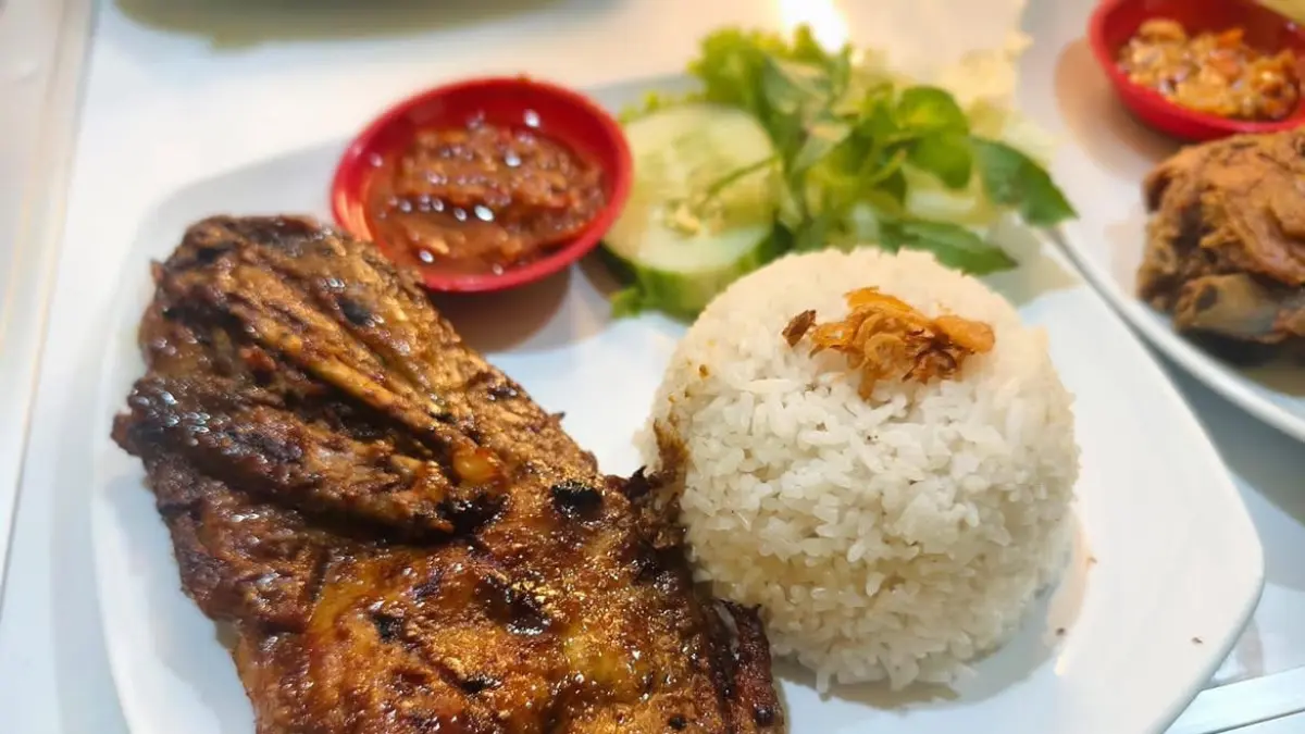 Ingin kulineran di Salatiga? Berikut tiga rekomendasi tempat makan bebek, mulai bebek bakar, bebek goreng bumbu hitam, hingga bebek ndower. Bebek bakar Bang Betz. (Dok. IG/@bebekbakar_bangbetz) 