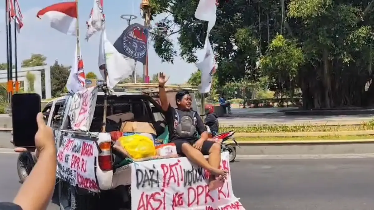 Warga Pati berangkat ke Jakarta untuk aksi 27 Agustus. Mereka membawa tandan pisang sebagai simbol desakan kepada Puan Maharani. (Dok. Radar Kudus)