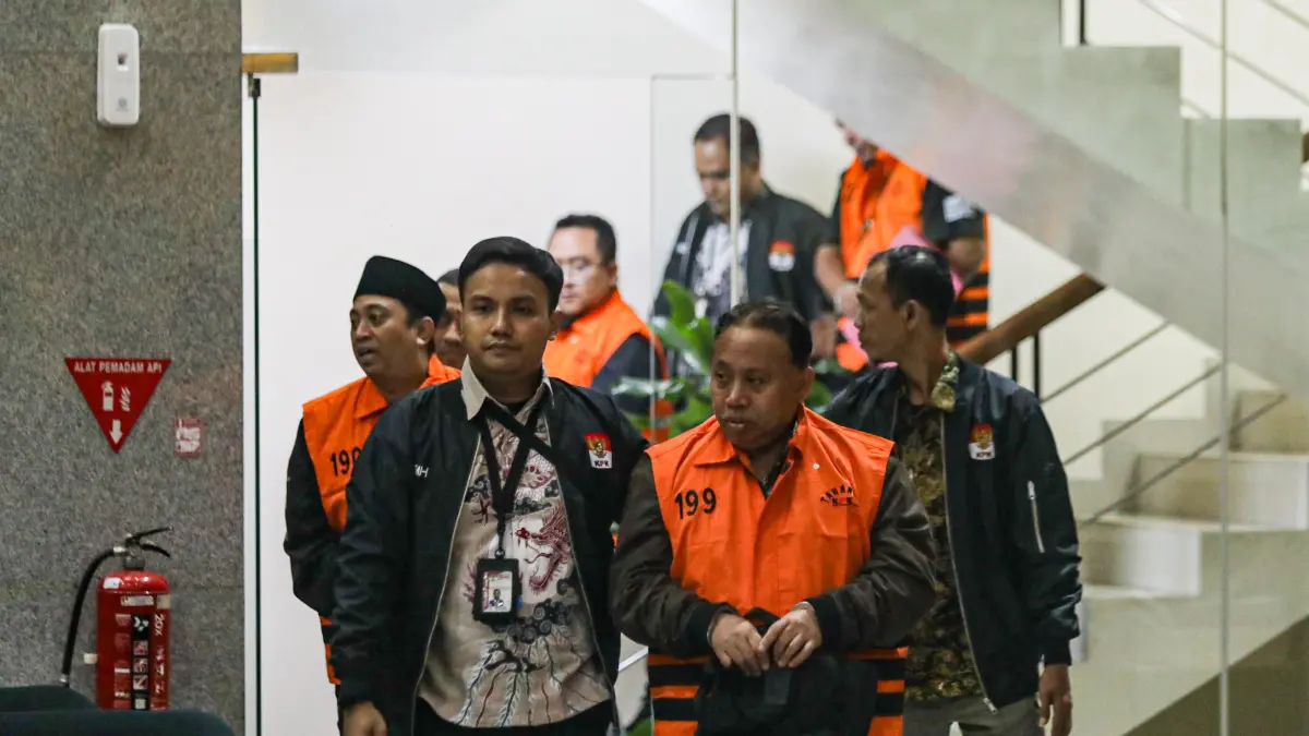 Rektor Universitas Soedirman (Unsoed) Akhmad Sodiq di Gedung Merah Putih KPK, Kuningan, Jakarta Selatan, Sabtu (22/8/2026) pukul 02.00 WIB. Rektor dan dua wakil rektor Unsoed terjaring OTT KPK. Kemendiktisaintek belum menentukan pengganti dan masih menunggu hasil pendalaman KPK. Foto: Salman Toyibi/Jawa Pos
