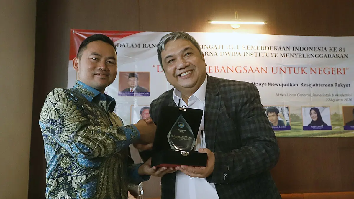 Dr. Ariawan mendapat penghargaan Tokoh Muda Jurnalistik Kreatif dari Swarna Dwipa Institute atas kontribusinya dalam perkembangan pers nasional. (Dok. IST)