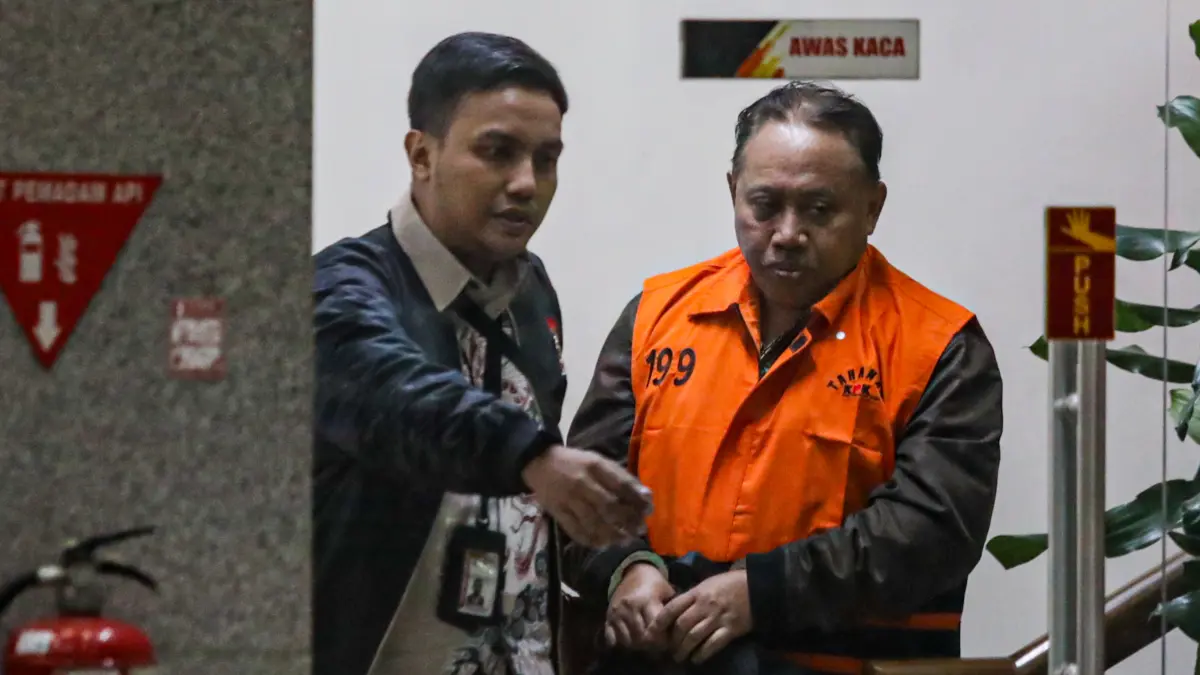 Rektor Universitas Soedirman (Unsoed) Akhmad Sodiq di Gedung Merah Putih KPK, Kuningan, Jakarta Selatan, Sabtu (22/8/2026) pukul 02.00 WIB. Rektor dan dua wakil rektor Unsoed terjaring OTT KPK. Mereka diduga terkait suap penerimaan mahasiswa Fakultas Kedokteran. Foto: Salman Toyibi/Jawa Pos