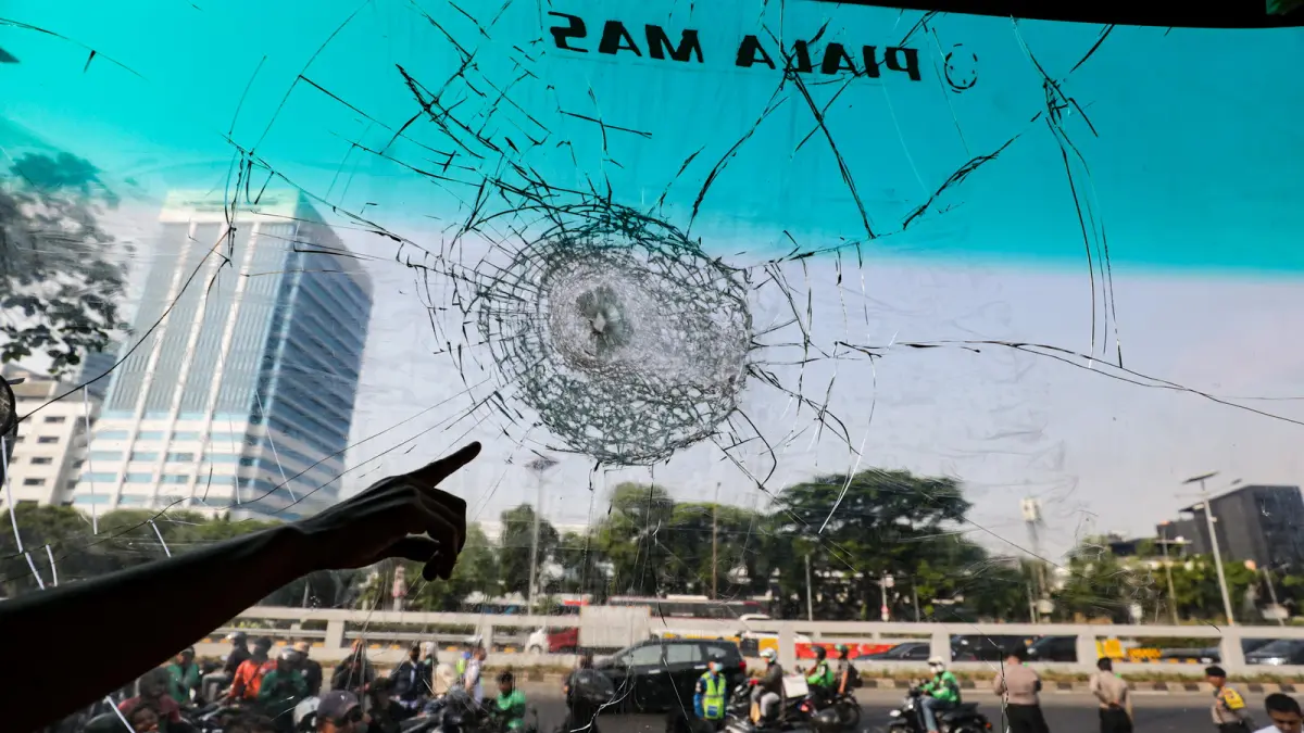 Kondisi kaca mobil bus Aliansi Masyarakat Pati Bersatu (AMPB) yang pecah dilempar orang tidak di kenal di depan Kompleks Parlemen, Senayan, Jakarta, Senin (24/8/2026). Menjelang aksi pada tanggal 27 Agustus sejumlah bantuan dari masyarakat mulai berdatangan. FOTO: SALMAN TOYIBI/JAWA POS