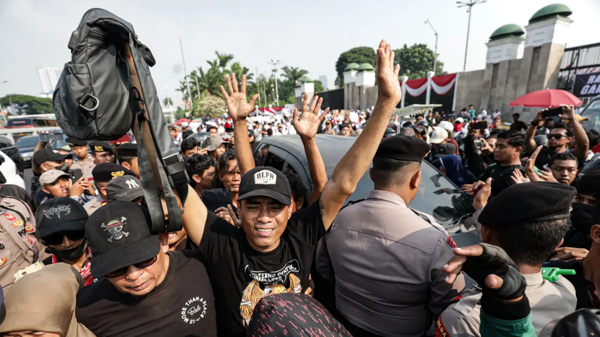 Aktivis Aliansi Masyarakat Pati Bersatu (AMPB) Supriyono alias Botok (tengah) keluar dari mobil polisi di depan Kompleks Parlemen, Senayan, Jakarta, Senin (24/8/2026). Menjelang aksi pada tanggal 27 Agustus sejumlah bantuan dari masyarakat mulai berdatangan. Dukungan warga mengalir untuk massa AMPB yang akan demo di DPR. Driver ojol menyumbang uang dan arloji, polisi klarifikasi soal rekening. FOTO: SALMAN TOYIBI/JAWA POS