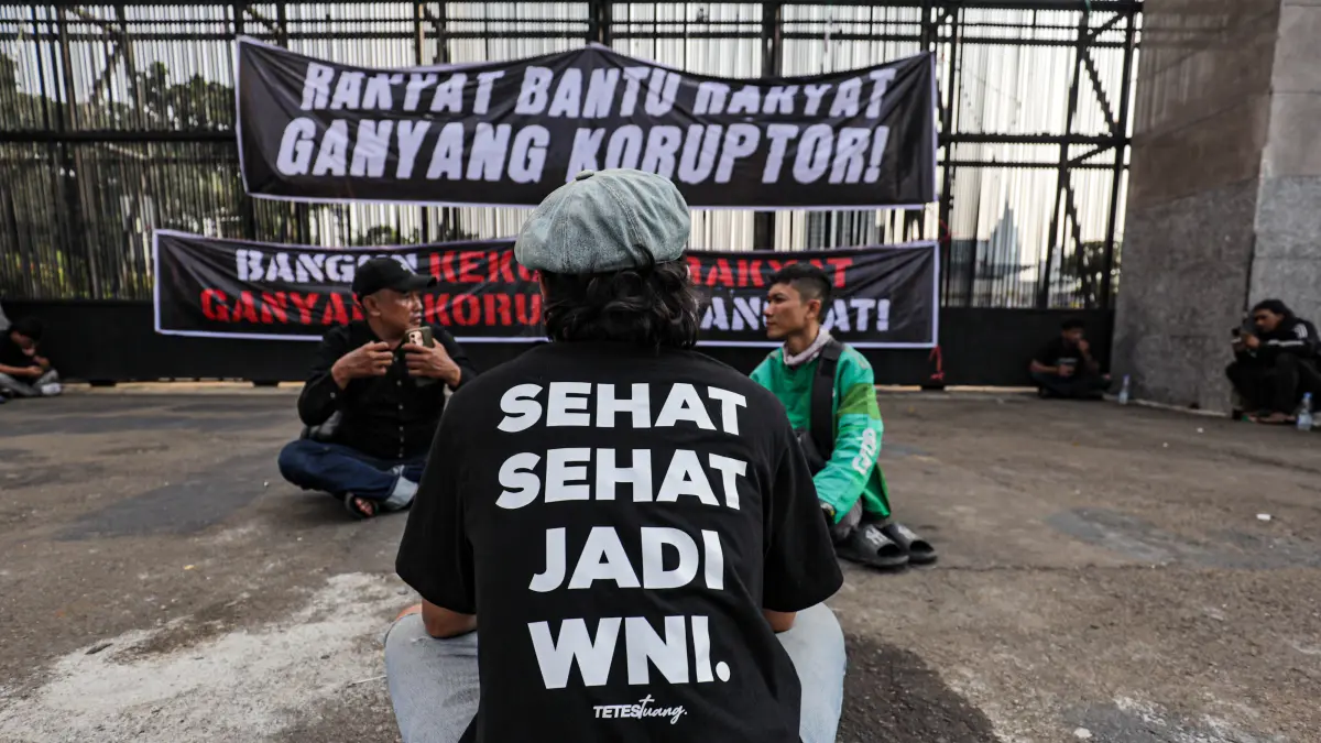 Sejumlah massa aksi dari Pati mulai memasang poster dan spanduk di pagar kompleks DPR RI, Jakarta, Rabu (26/8/2026). Aksi tersebut rencananya akan menyuarakan tuntutan pengesahan Undang-Undang Perampasan Aset serta mendesak pemerintah dan DPR RI segera mengesahkan aturan tersebut.

Foto: Salman Toyibi/Jawa Pos