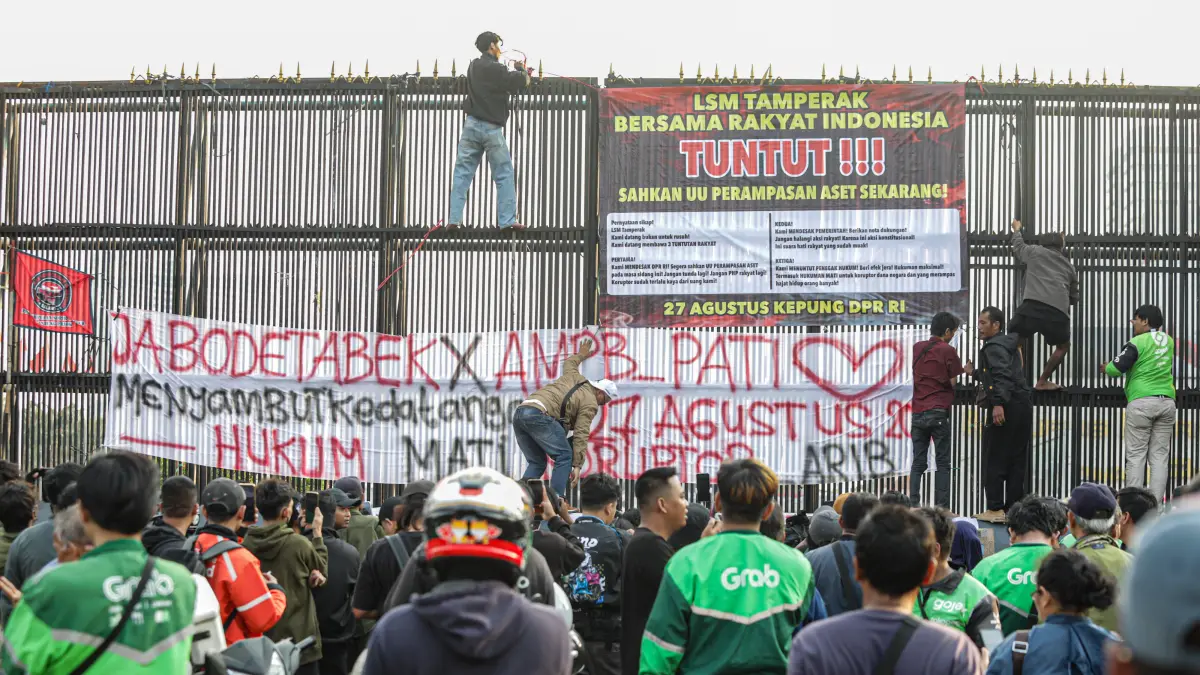 Sejumlah massa aksi dari Pati mulai memasang poster dan spanduk di pagar kompleks DPR RI, Jakarta, Rabu (26/8/2026). Aksi tersebut rencananya akan menyuarakan tuntutan pengesahan Undang-Undang Perampasan Aset serta mendesak pemerintah dan DPR RI segera mengesahkan aturan tersebut.

Foto: Salman Toyibi/Jawa Pos