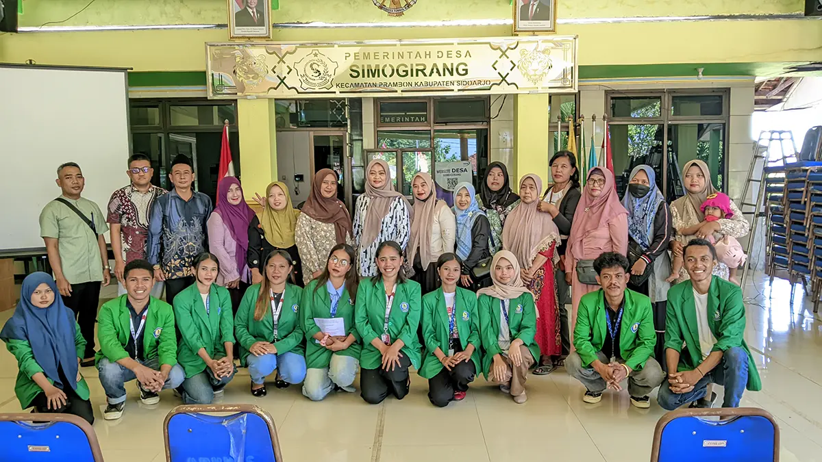 Mahasiswa KKN-LESC STIE YAPAN Surabaya menggelar pelatihan pembukuan sederhana bagi UMKM Desa Simogirang, Sidoarjo.
