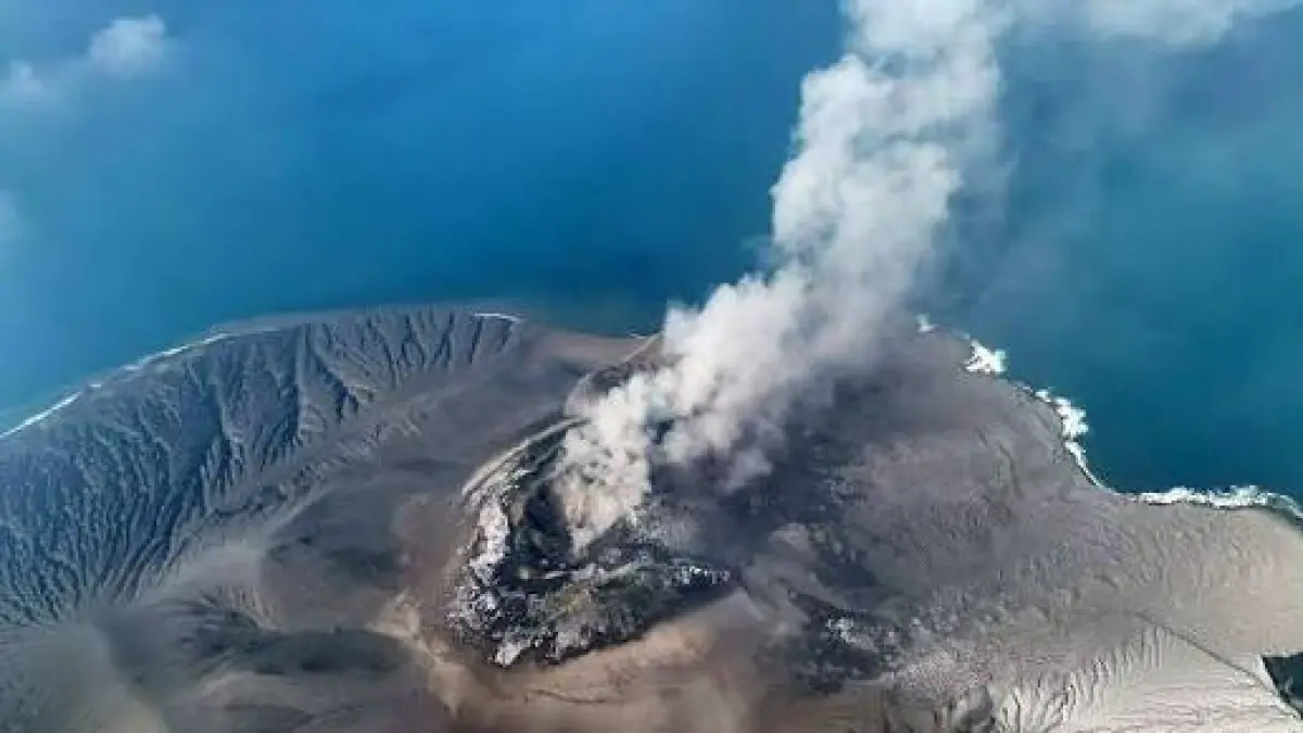 Lima jurnalis hilang kontak saat meliput Gunung Anak Krakatau. Gelombang tinggi dan abu vulkanik menghambat pencarian tim SAR gabungan. (Dok. KemenESDM)