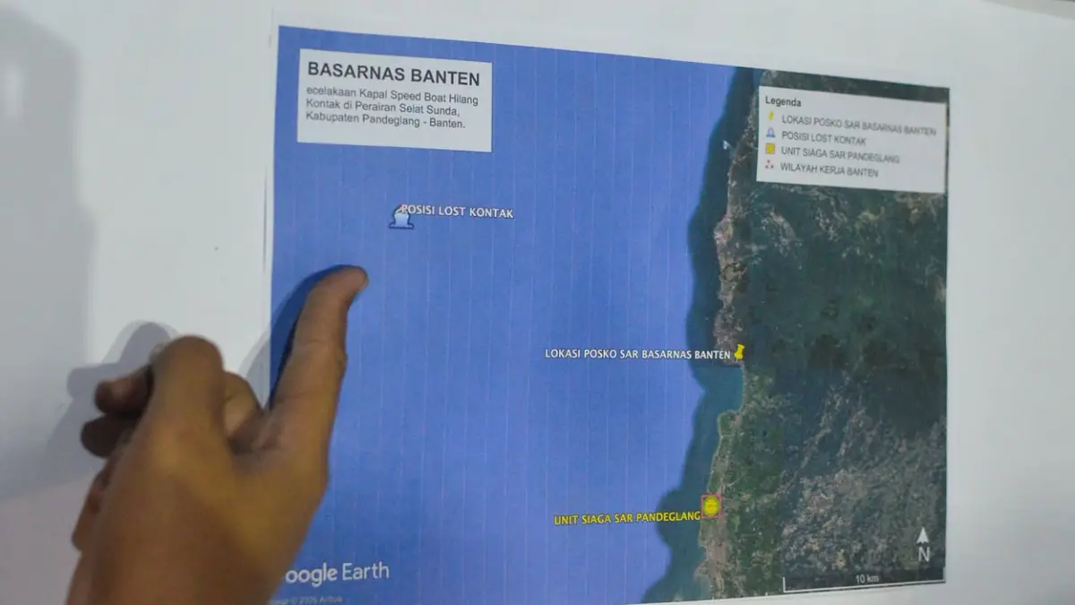 Personel Basarnas Banten menunjukkan peta posisi terakhir kapal yang hilang kontak di Posko SAR Nasional, Pandeglang, Banten, Selasa (8/9/2026). (Dok. ANTARA FOTO/Putra M. Akbar/sgd)