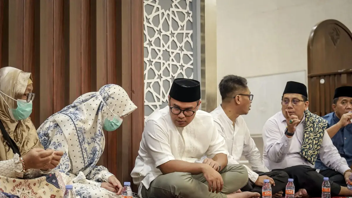 PFI Tangerang bersama insan pers dan Pemkot Tangsel menggelar doa bersama untuk lima jurnalis dan tiga awak kapal yang hilang. (Dok. PFI Tangerang)