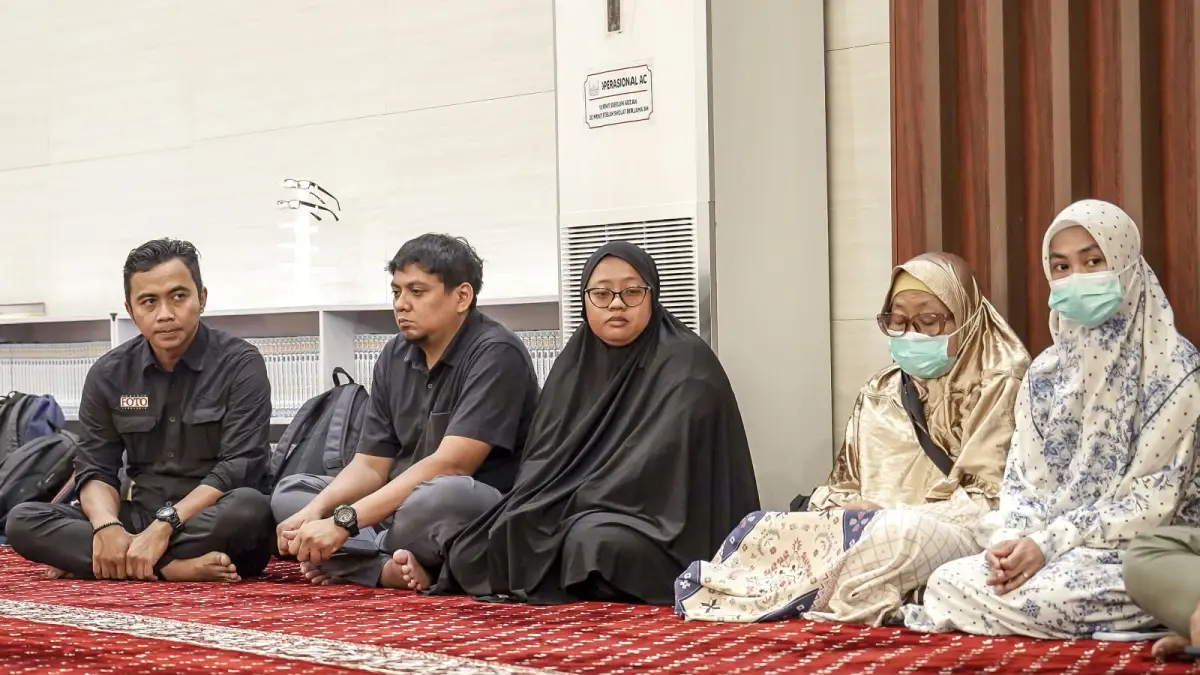 PFI Tangerang bersama insan pers dan Pemkot Tangsel menggelar doa bersama untuk lima jurnalis dan tiga awak kapal yang hilang. (Dok. PFI Tangerang)